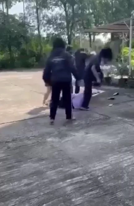 สุดป่าเถื่อน! รุ่นพี่วิทยาลัยดังกาญจนบุรี ยกพวกรุมตบรุ่นน้อง ถ่ายคลิปประจาน