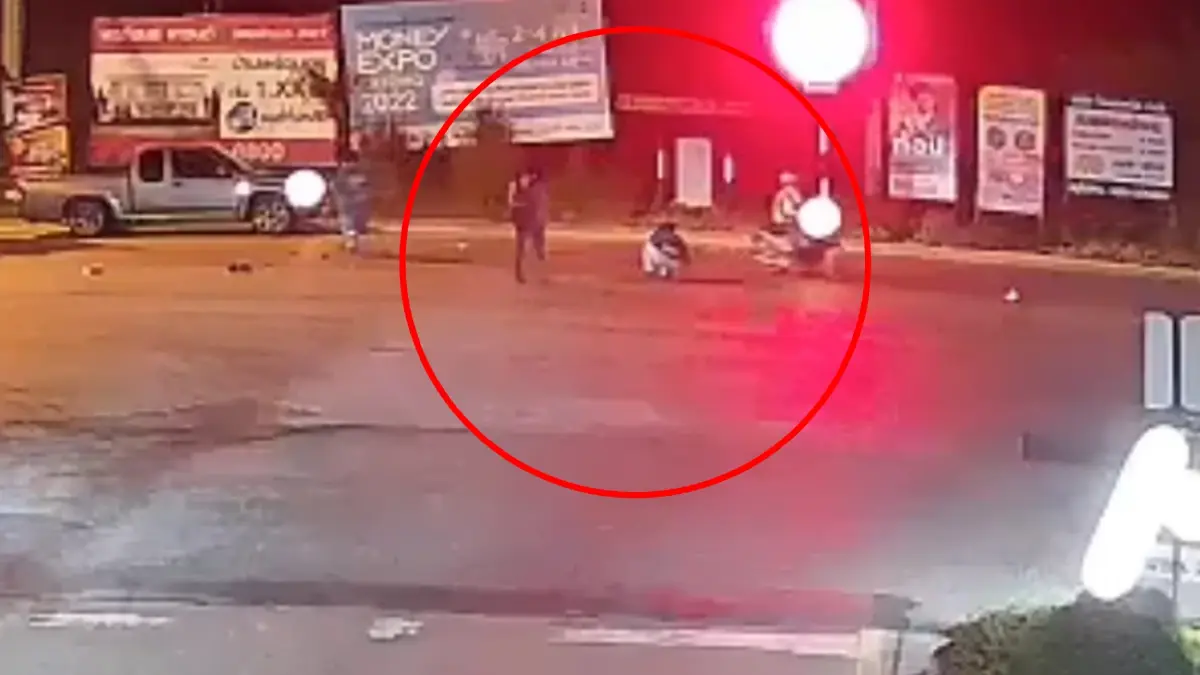หนุ่มเมียนมาโกงตาย ปั่นจักรยานข้ามแยก ถูกกระบะชนรอดปาฏิหาริย์ (มีคลิป)