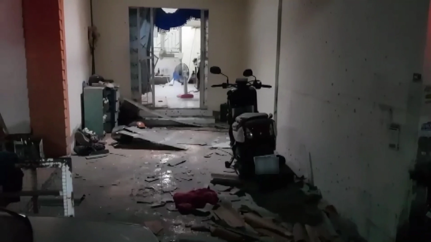 2 วัยรุ่นชลบุรีโหด ขี่จักรยานยนต์ขว้างระเบิดใส่บ้านพังเสียหาย