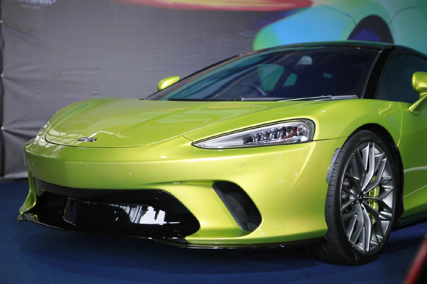 สัมผัสสมรรถนะแบบเอ็กซ์คลูซีฟ  McLaren Artura Plug-In Hybrid