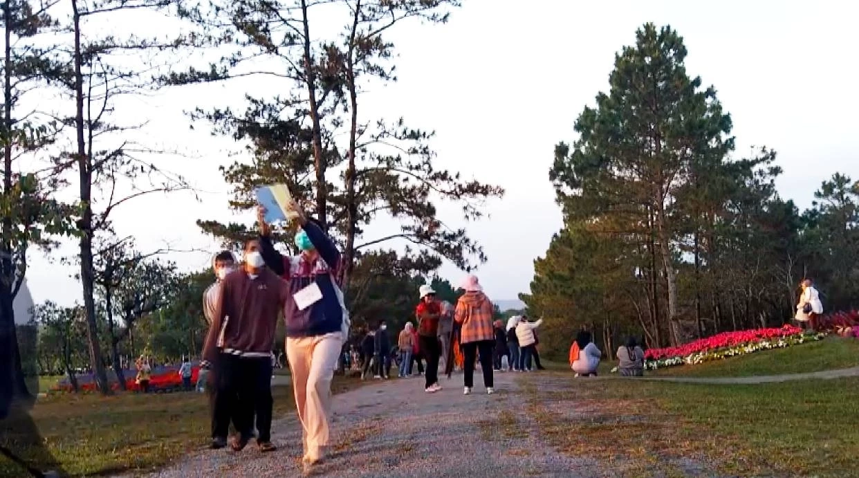 หนาวสุดในรอบปี! นักท่องเที่ยวล้นภูเรือ รอชมทะเลหมอก