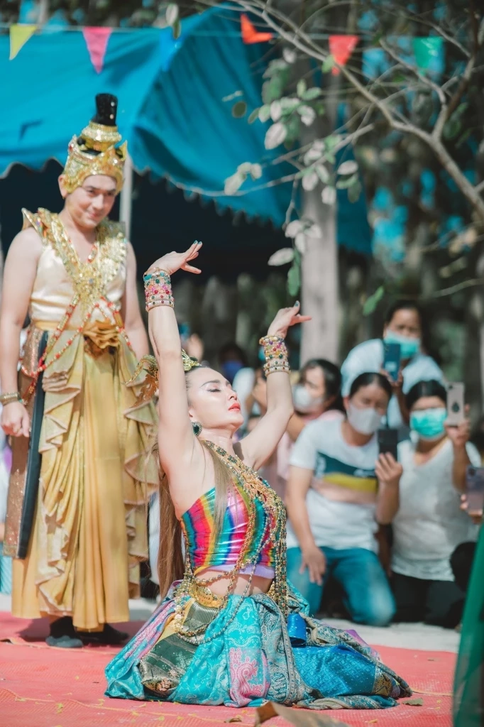 แคนดี้ รากแก่น