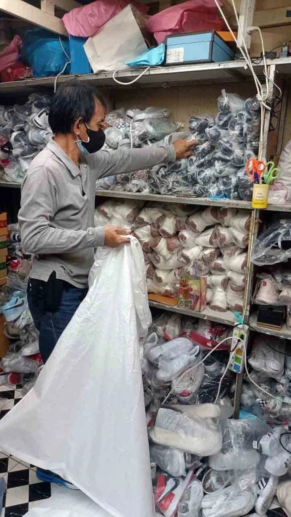 บุกโกดังตลาดโรงเกลือ ยึดรองเท้าละเมิดลิขสิทธิ์ 2 พันคู่ มูลค่า 2 ล้าน