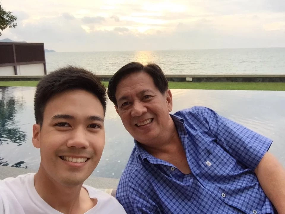 โซเชียลแห่แชร์ภาพ &quot;ต้นเรือพลับ&quot; พลรัตน์ ร่วมเฟรมกับคุณพ่อ &quot;พลวัฒน์&quot;