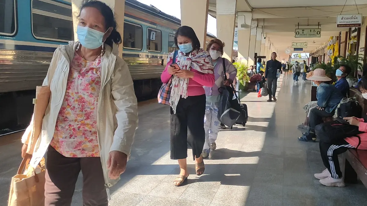 ขบวนรถไฟสถานีโคราชแน่น ปชช.แห่กลับภูมิลำเนา ฉลองปีใหม่ 2566