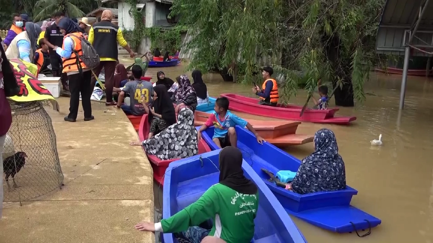 เศร้า ชาวบ้านที่มารับของบอก "ต่อชีวิตไปอีกวัน"