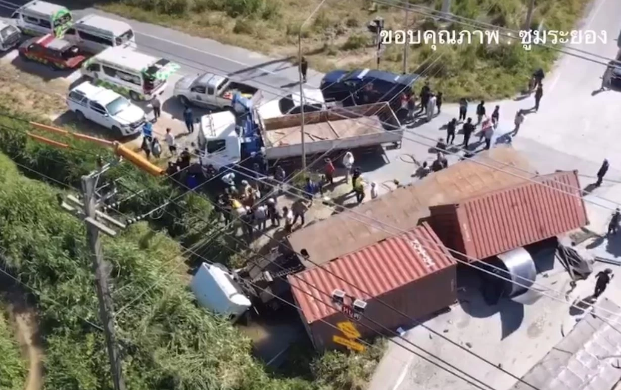 สลด! เทรลเลอร์ประสานงากลางแยก หญิงท้อง 5 เดือน กระเด็นตกหนองน้ำ ล้อทับดับ