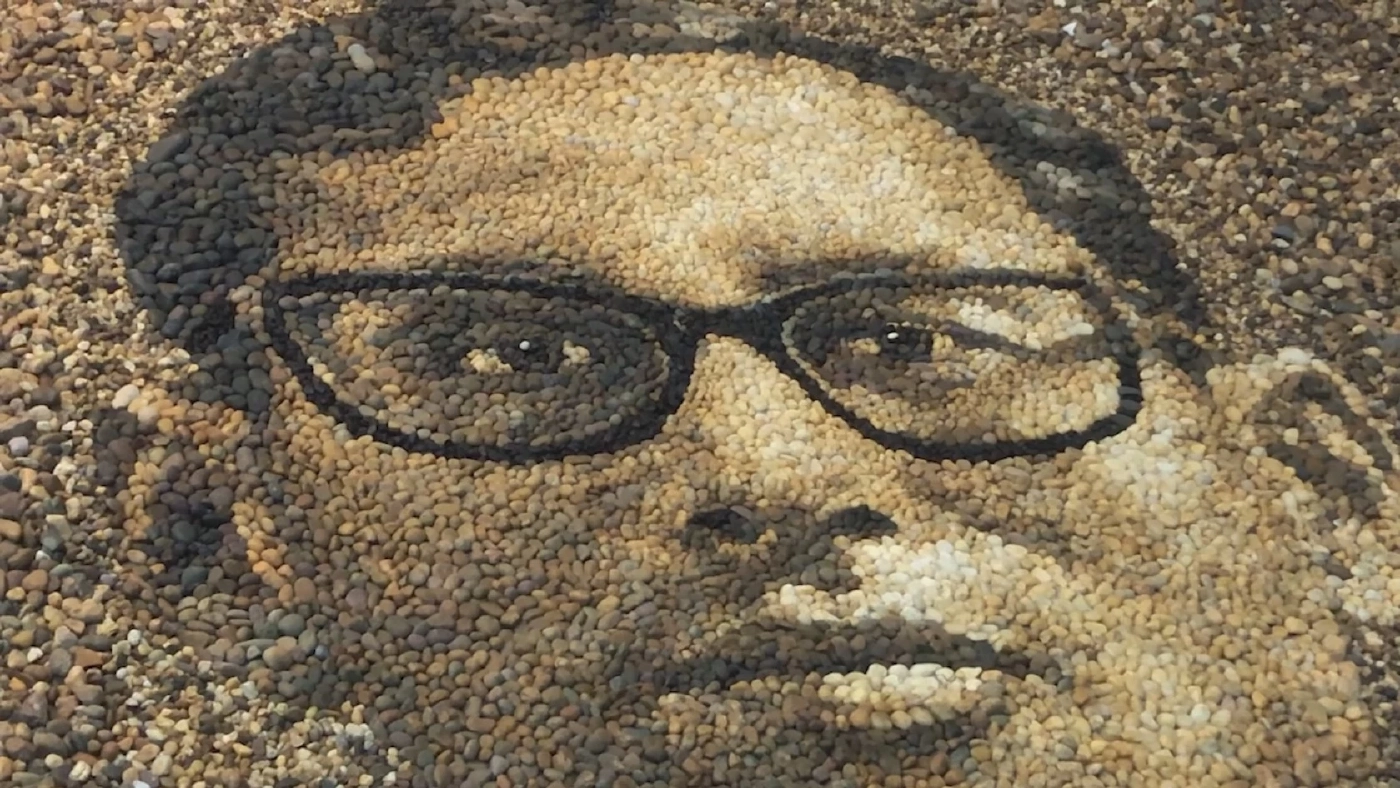 ที่สุดแห่งความภาคภูมิใจ! หนุ่มอังกฤษเรียงหินสร้างพระบรมสาทิสลักษณ์ "ในหลวง ร.9" (คลิป)