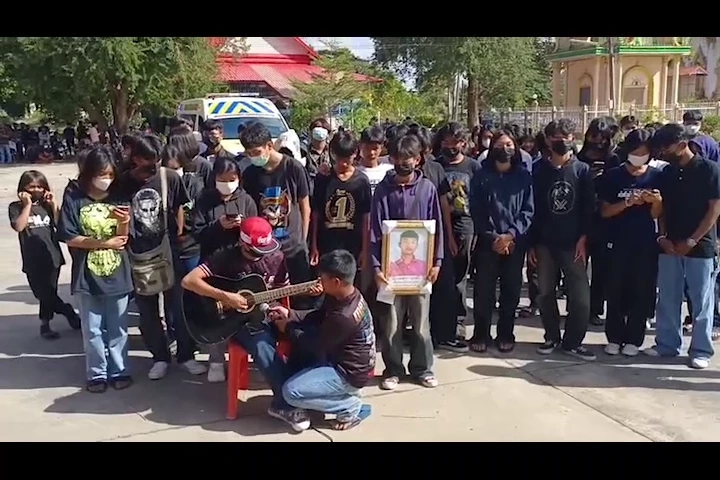 เพื่อนมาร่วมส่งดวงวิญญาณ นายพงศกร กว่าร่างจะไหม้หมด ต้องเผาถึง 5 ครั้ง