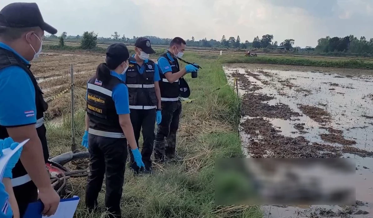 น้าโหด! ใช้มีดฟันหลานดับกลางทุ่งนา ไหว้ขอชีวิตยังไม่หยุด จับกดหัวปักเลน