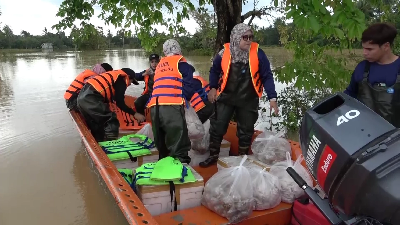 เข้าช่วยเหลือชาวบ้านด้วยความยากลำบาก