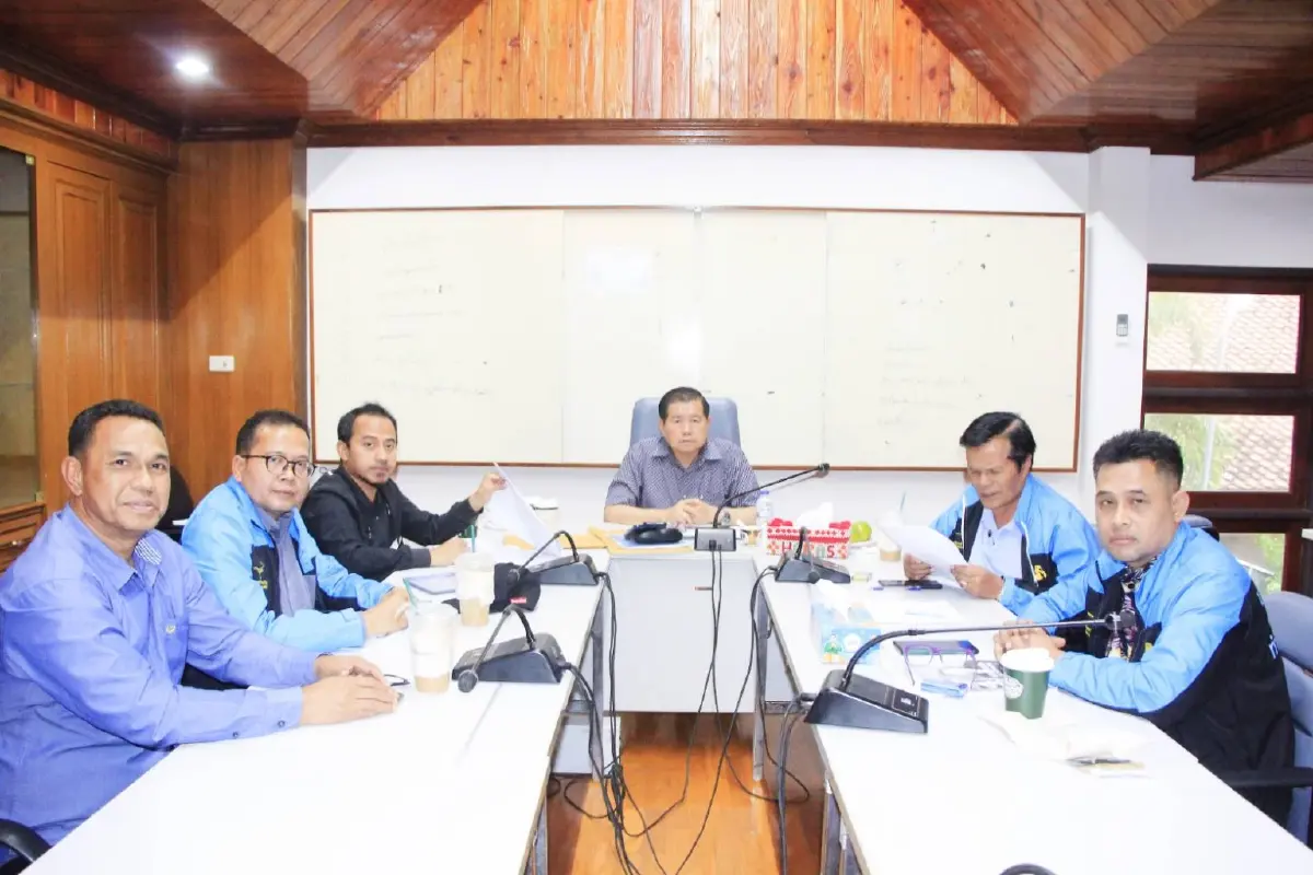"นายนิพนธ์ บุญญามณี" รองหัวหน้าพรรคประชาธิปัตย์(ปชป.) เปิดประชุมรับฟังความคิดเห็น เพื่อรับทราบปัญหา และข้อเสนอแนะในพื้นที่ของผู้สมัคร ส.ส.พรรคปชป.ในพื้นที่ 3 จังหวัดชายแดนภาคใต้