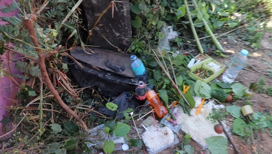 สลด! นร.ชาย ขี่รถซ้อน 3 ถูกอริไล่ถีบ รถเสียหลักชนเสาไฟฟ้าดับคาที่ (มีคลิป)