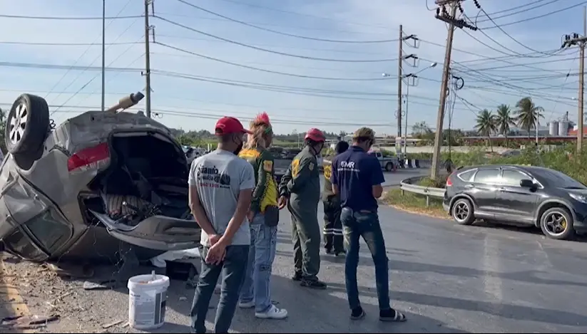 อุทาหรณ์! หนุ่มทาสยาบ้า ซิ่งเก๋งกลับบ้านฉลองปีใหม่ รถแหกโค้งดับคาซากรถ