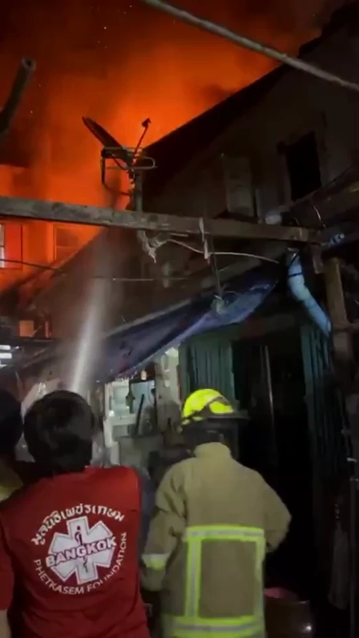 ระทึก! ไฟไหม้ชุมชนวานิชสัมพันธ์กลางดึก เพลิงเผาบ้านเก่าอายุเกือบ 100 ปีวอด