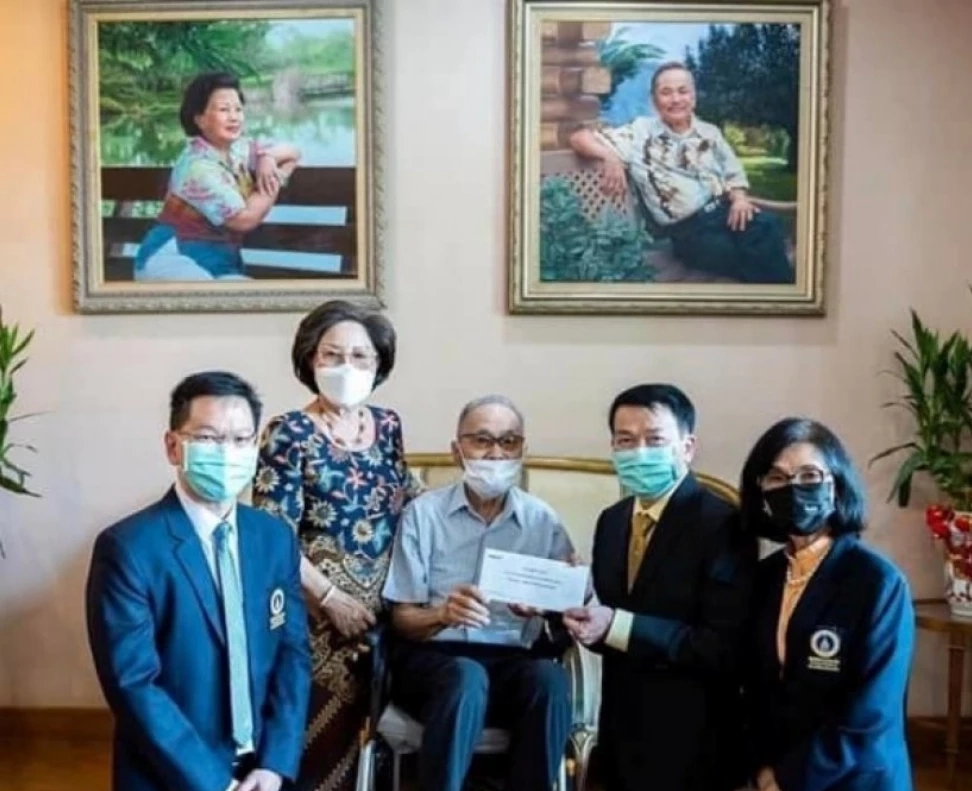 ครอบครัว จุน วนวิทย์ บริจาคเงินให้กับมูลนิธิรามาธิบดีฯ