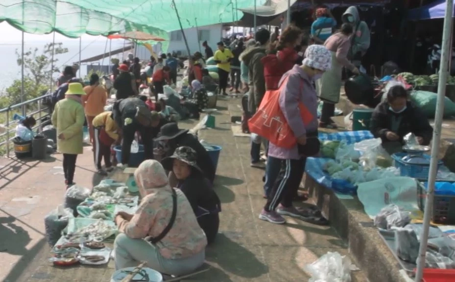 นครพนมหนาว ตลาดชายแดนคึกคัก เสื้อผ้ากันหนาว-อาหารป่าหายาก ขายดี