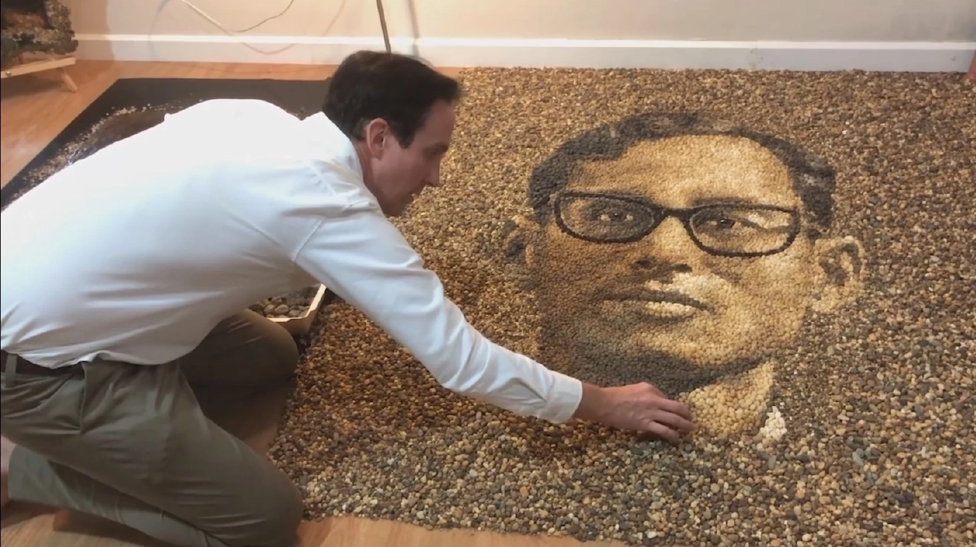 ที่สุดแห่งความภาคภูมิใจ! หนุ่มอังกฤษเรียงหินสร้างพระบรมสาทิสลักษณ์ "ในหลวง ร.9" (คลิป)