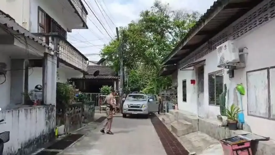 สลด! หนุ่มป่วยซึมเศร้า ใช้มีดปาดคอตัวเอง ตร.ช่วยนำส่ง รพ. แต่สุดท้ายสิ้นใจ