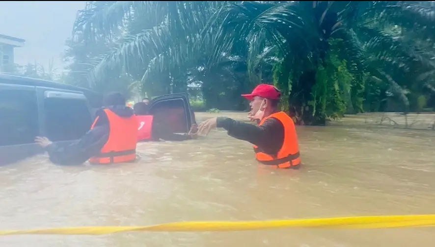 ด่วน! ฝนถล่มน้ำป่าทะลักเมืองคอน ท่วมบ้าน -รถยนต์ ปชช. หลายพื้นที่ (มีคลิป)