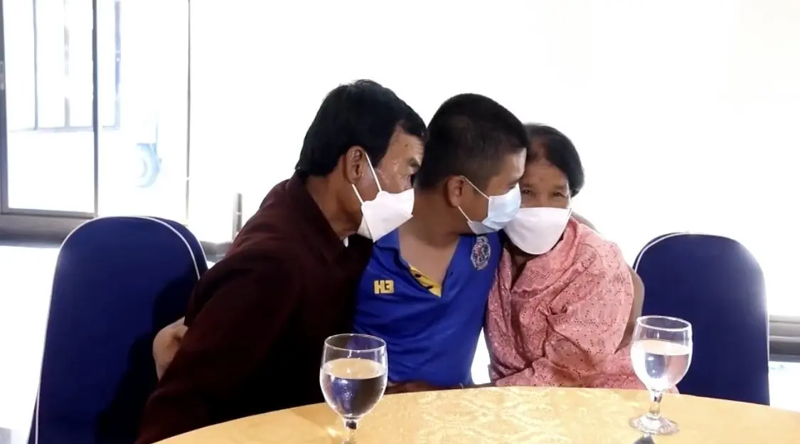 กอดแรก! ครอบครัวโผเข้ากอด "พ.จ.อ.เสริม" หนึ่งในกำลังพลรอดชีวิต