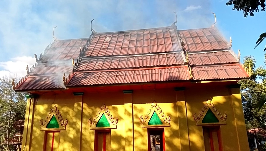 ระทึก! ไฟไหม้โบสถ์วัดเก่าแก่ที่โคราช ชาวบ้านมุงดูตาละห้อย (มีคลิป)