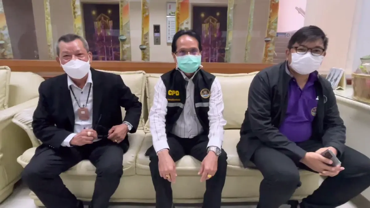 ผู้ตรวจราชการกรมส่งเสริมสหกรณ์และ สหกรณ์ตรัง ขณะรอพบผู้ว่าฯ