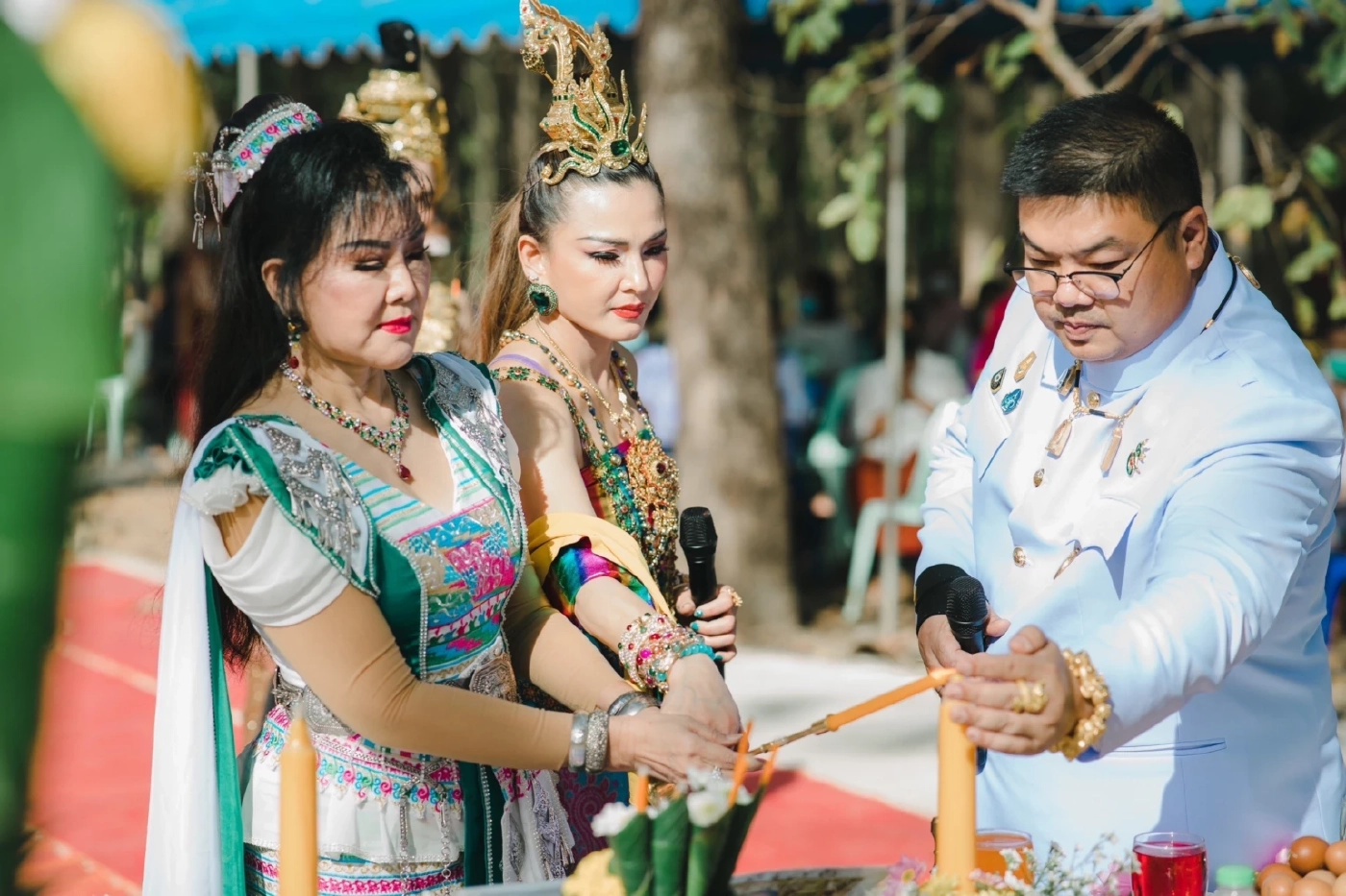 “บานเย็น รากแก่น" รำบวงสรวงพญานาค “แคนดี้” องค์ลงกลางพิธี  (มีคลิป)