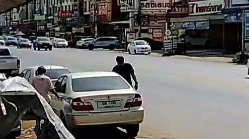 ผวาทั้งตลาด! แก๊งเงินกู้บุกตบลูกจ้างร้านขายผัก แม่ค้าเชื่อทำร้ายผิดตัว