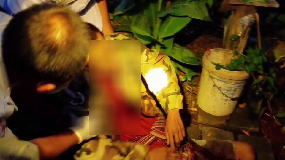 ลูกคลั่งยา จะทำร้ายพ่อเจอยิงสวน เจ้าหน้าที่ช่วยยื้อชีวิตก่อนนำส่งร.พ.สุดท้ายทนพิษบาดแผลไว้ไหวดับ