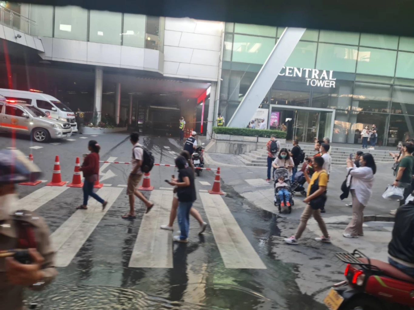 ระทึก! ไฟไหม้ที่เซ็นทรัลเวิลด์ ปชช.วิ่งหนีตายอลหม่าน