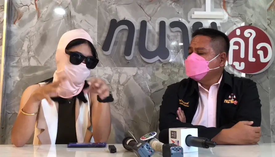 พริตตี้สาวและ"ทนายรณณรงค์ แก้วเพ็ชร์"