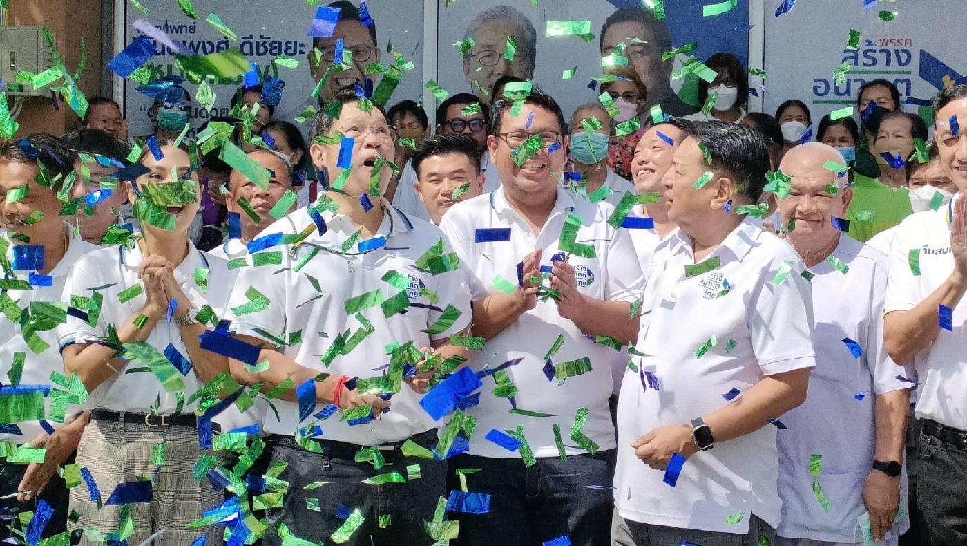 เมื่อวันที่ 9 พ.ย.65 นายสุรนันทน์ และนายอุตตม สาวนายน หัวหน้าพรรคสร้างอนาคตไทย เพิ่งได้ร่วมเปิดศูนย์ประสานงานพรรคเขตตลิ่งชัน – บางกอกน้อย แต่วันนี้ลาออกซะแล้ว 