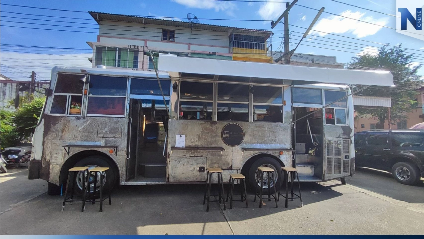 คาเฟ่รถเมล์เก่า ย้อนอดีต ลิ้มรสกาแฟดัง อ.สามโคก ต้องไปลอง(โหน)สักครั้ง