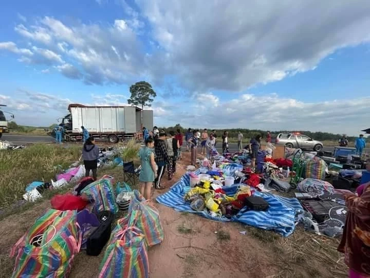 รถขนเครื่องหมอลำ คณะแสงทองฟินแลนด์ พุ่งชนท้ายรถพ่วง ดับ 1 เจ็บ 1