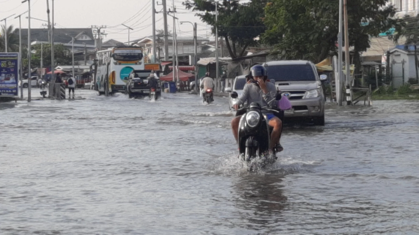 อ่วม! "ชาวบ้านสุขสวัสดิ์" ป่วนหนัก น้ำทะเลหนุนสูง ท่วมถนนกลายเป็นคลอง
