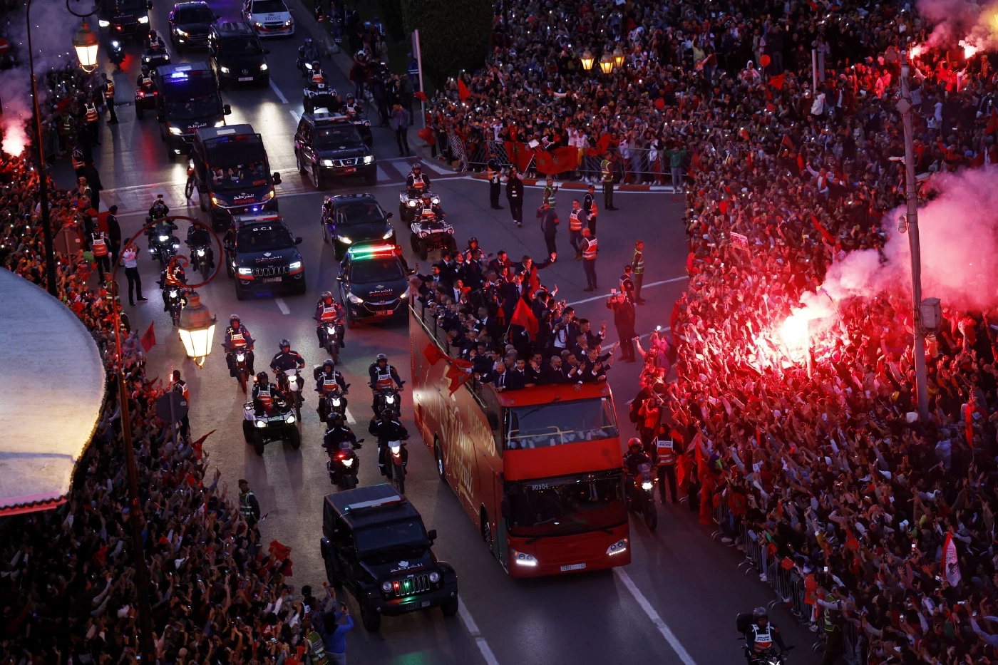 แข้งโมร็อกโกกลับบ้านเกิดเยี่ยงวีรบุรุษ แฟนบอลแห่ต้อนรับนับแสน (คลิป)