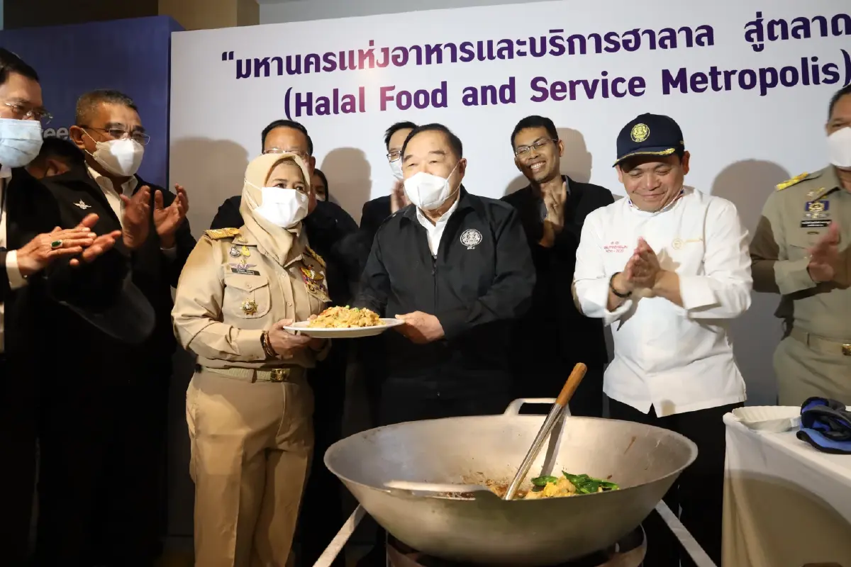 “บิ๊กป้อม” ลุยปัตตานี โชว์ฝีมือผัดซีอิ๊วช่วยผู้ประสบภัยน้ำท่วม