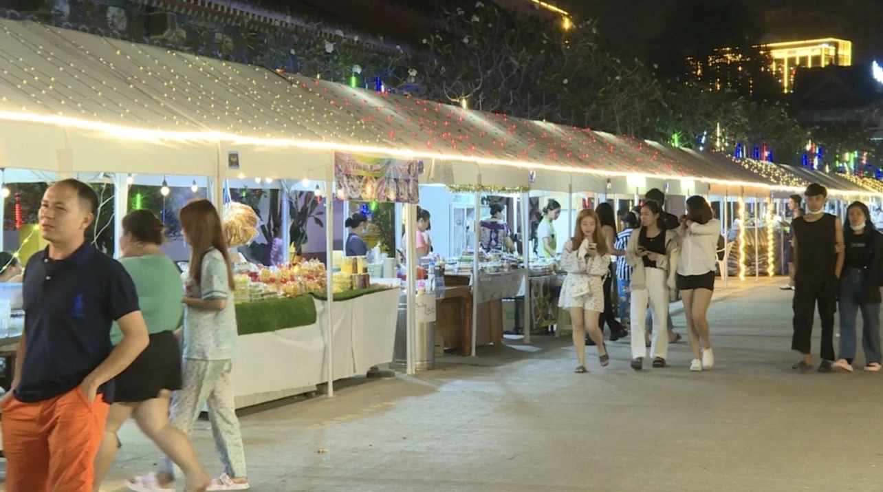 ย่านสตรีทฟู้ดส์ บริเวณอาณาจักรคิงส์โรมัน เขตเศรษฐกิจพิเศษสามเหลี่ยมทองคำ ยามค่ำคืน