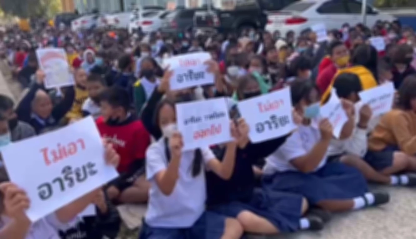 ดราม่าอาหารกลางวัน ยังไม่จบ! ผู้ปกครอง-นร. ลุกฮือประท้วงไล่ ผอ. (มีคลิป)