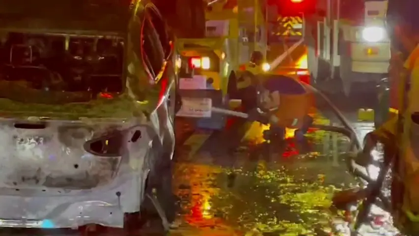 สุดระทึก ไฟไหม้เก๋งบนทางด่วนศรีรัช หนุ่มวัย 43 หนีตาย รอดหวุดหวิด (คลิป)