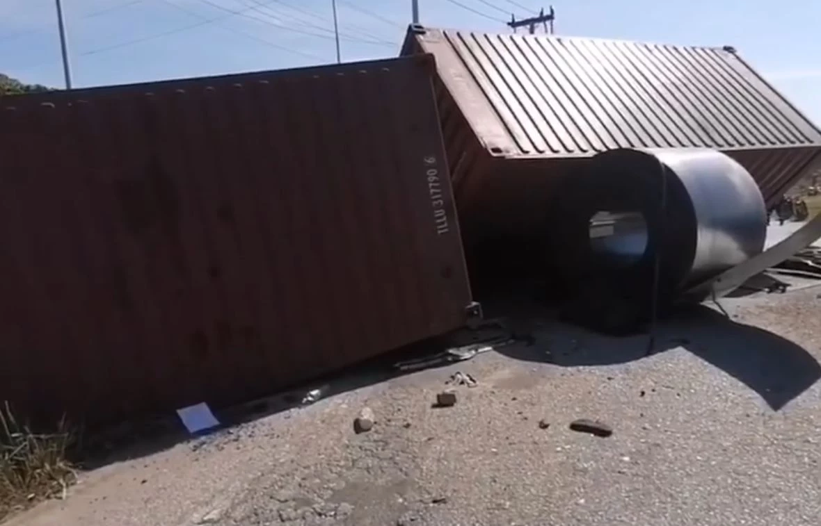 สลด! เทรลเลอร์ประสานงากลางแยก หญิงท้อง 5 เดือน กระเด็นตกหนองน้ำ ล้อทับดับ