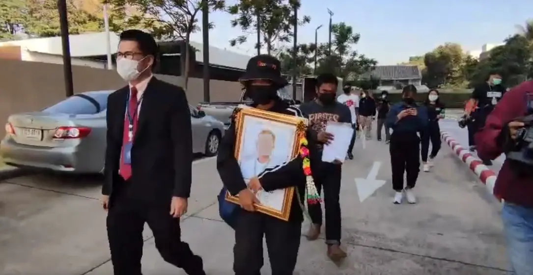 ลูกสาวแห่โลงศพพ่อถูกปส.วิสามัญ ขอกระทรวงยุติธรรม พิสูจน์เขม่าดินปืนใหม่ 