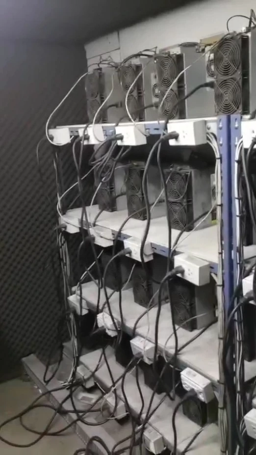 ตำรวจท่าข้าม-กฟน. ทลายเหมืองขุดบิทคอยน์ ลักลอบใช้ไฟเสียหาย 10 ล้านบาท