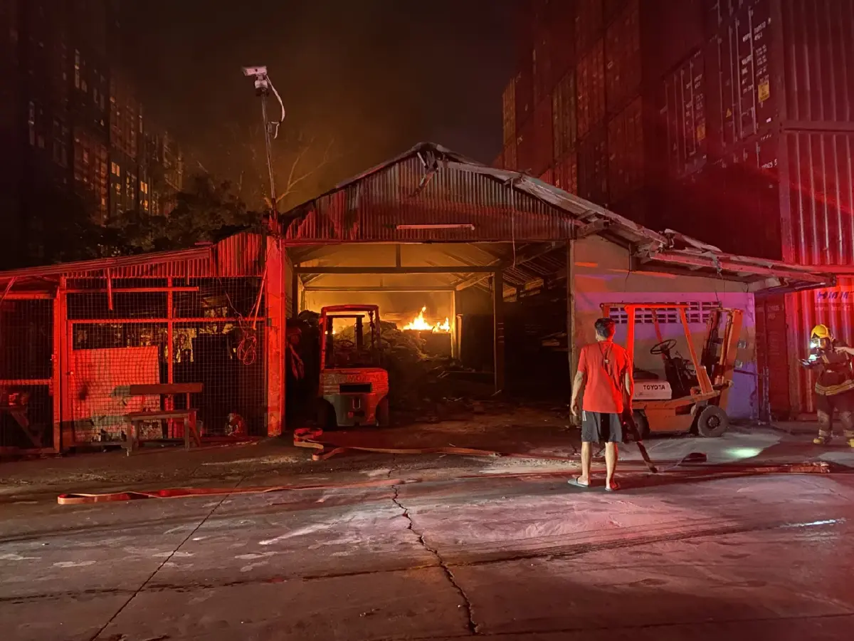 ไฟไหม้โกดังย่านบางพลี เอกสารเก่าเสียหายทั้งหมด เร่งตรวจสอบสาเหตุ