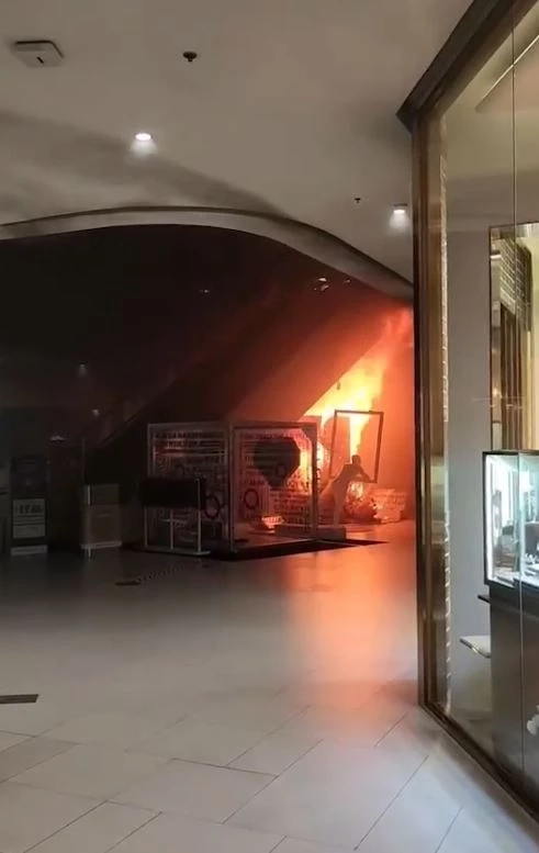 ระทึก! ไฟไหม้ที่เซ็นทรัลเวิลด์ ปชช.วิ่งหนีตายอลหม่าน