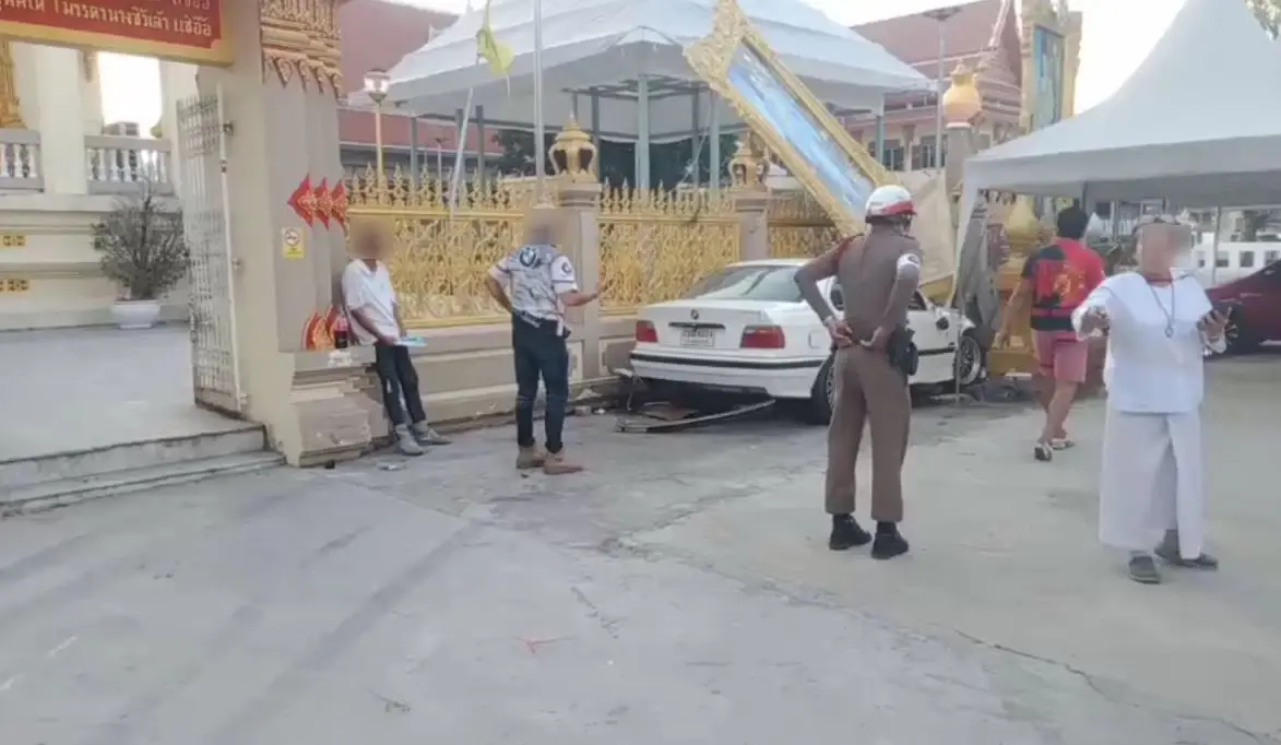 หนุ่มใหญ่เพิ่งซื้อรถ ขับมาให้พระเจิม พุ่งชนระเนระนาด หน้าโบสถ์วัดสารอด
