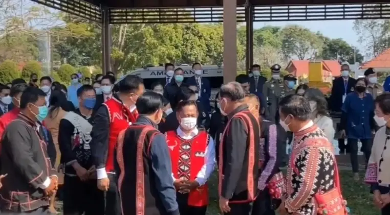 “บิ๊กตู่” สวมชุดชาติพันธุ์ ย้ำ ทุกคนคือคนไทยเหมือนกัน ของดพูดการเมือง