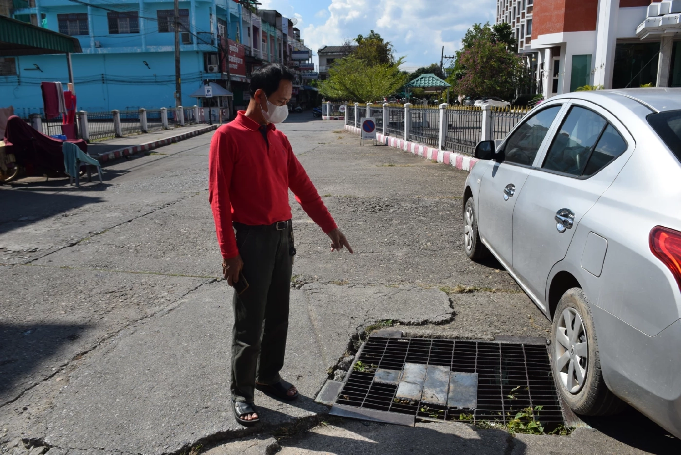 นายประสิทธิ์ ชั่งชัย บิดาของครูสาวที่บาดเจ็บ