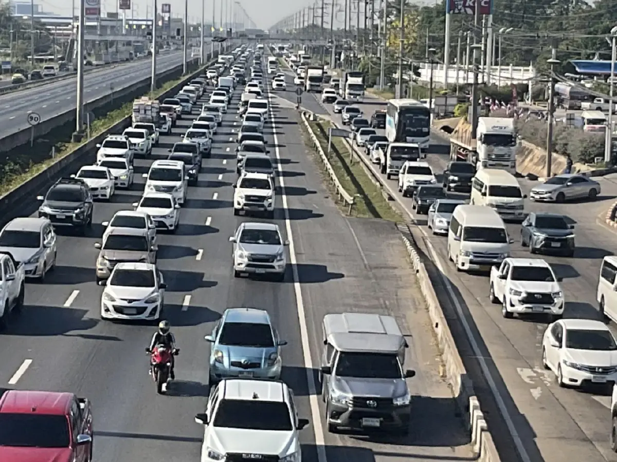 เส้นทางขึ้นเหนือ - อีสาน รถหนาแน่น ปชช. เดินทางกลับ ตจว. คาดเย็นนี้พีคสุด